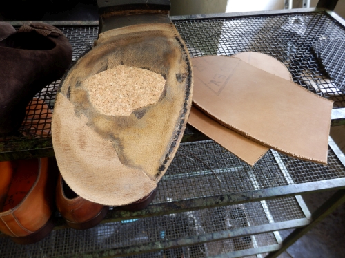 Reparatur von Schuhen mit Löchern in der Sohle: Vermeidung von Wasser- und Schmutzeintritt